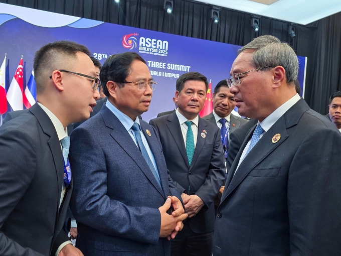 Thủ tướng Phạm Minh Chính gặp Thủ tướng Trung Quốc Lý Cường tại Kuala Lumpur, Malaysia, ngày 27/10. Ảnh: BNG