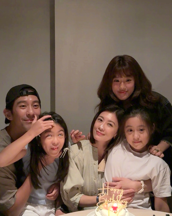 Giả Tịnh Văn bên chồng con. Ảnh: Weibo