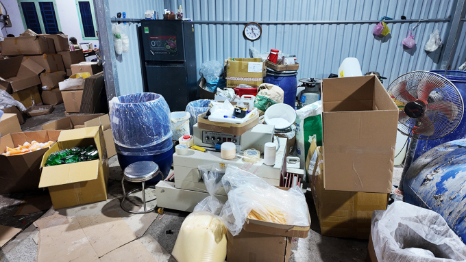 Hoá chất, máy móc... trong xưởng sản xuất mỹ phẩm giả. Ảnh: Công an TP HCM