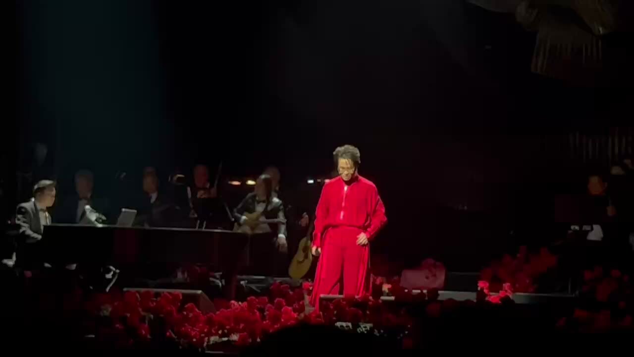 Hà Anh Tuấn trong tiết mục "Bà mẹ Ô Lý - Cánh đồng hòa bình - Xin cho tôi"