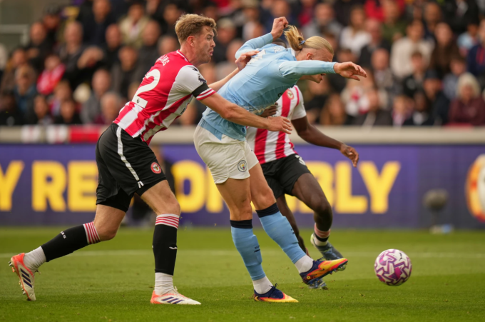Nathan Collins để ghi bàn trong trận Man City thắng Brentford 1-0 trên sân Gtech Community, London, Anh ngày 5/10/2025. Ảnh: AP