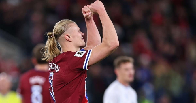 Haaland mừng hat-trick trong trận Na Uy 5-0 Israel ở vòng loại World Cup tối 11/10. Ảnh: AFP