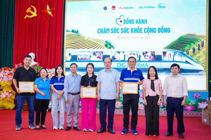 Đại diện xã Tả Củ Tỷ trao thư cảm ơn đến DHG Pharma, AloBacsi và Daisy Media vì những đóng góp thiết thực cho người dân vùng cao Ảnh: DHG Pharma
