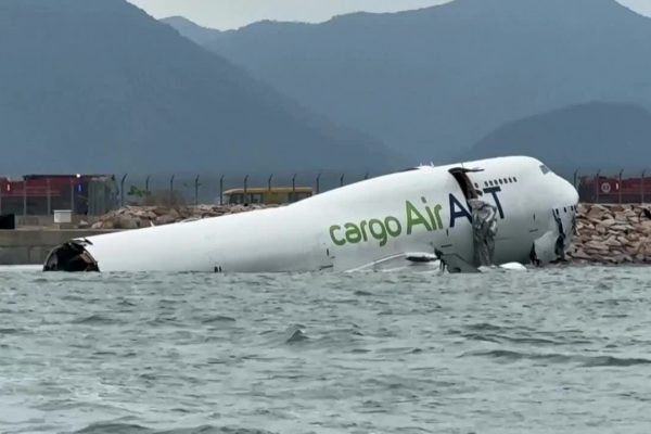 Hong Kong: Máy bay trượt đường băng, nổi trên biển