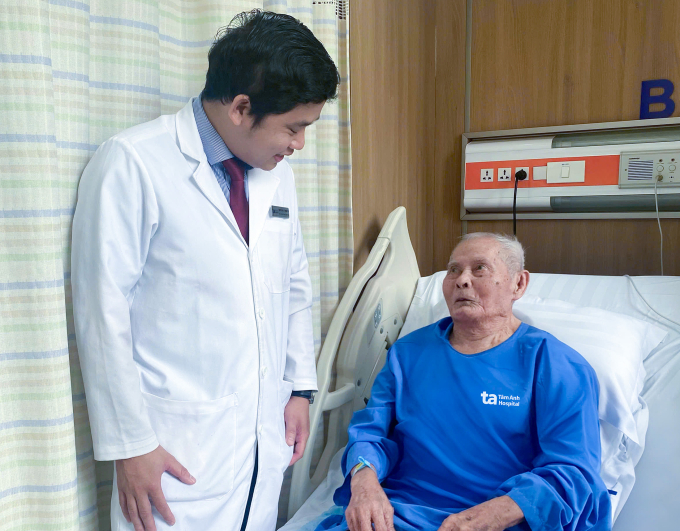 Bác sĩ kiểm tra sức khỏe của cụ Vĩnh trước khi xuất viện. Ảnh: Bệnh viện Đa khoa Tâm Anh