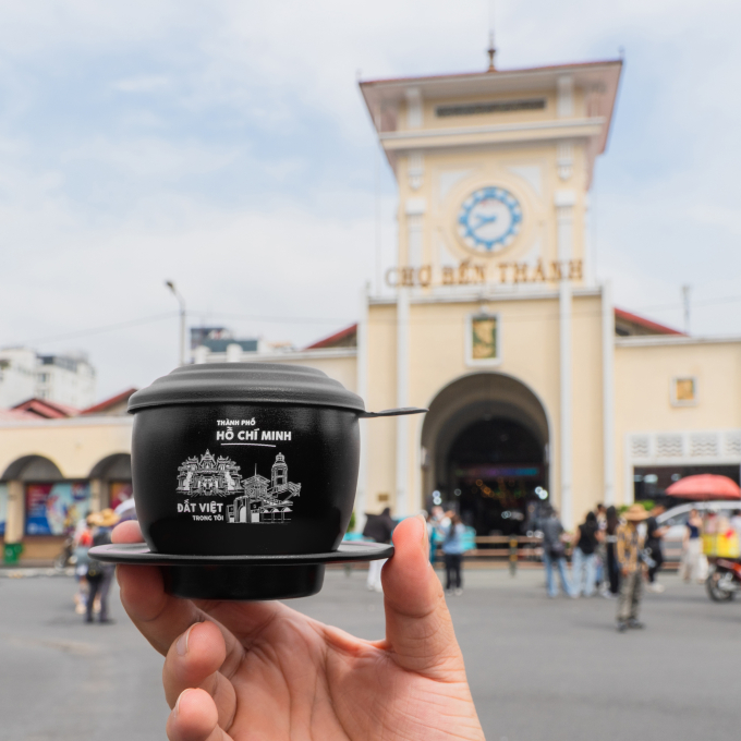 Chợ Bến Thành ngoài thật và trên phin cà phê Đất Việt trong tôi. Ảnh: Kim Hằng