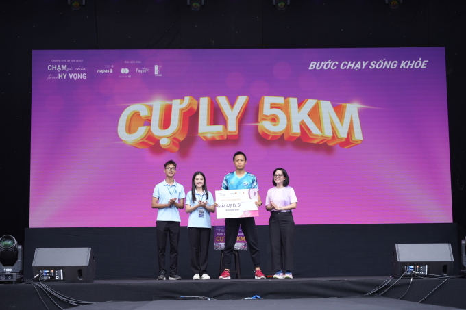 Đại diện ban tổ chức trao giải cho sinh viên về nhất cự ly 5 km. Ảnh: Payoo