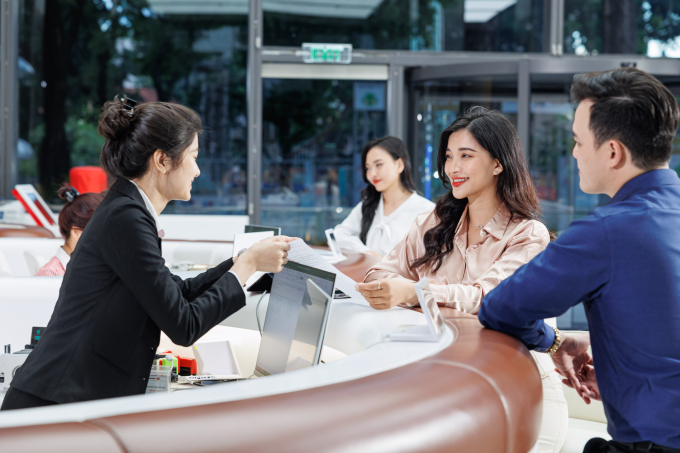 Khách hàng giao dịch tại quầy. Ảnh: Techcombank