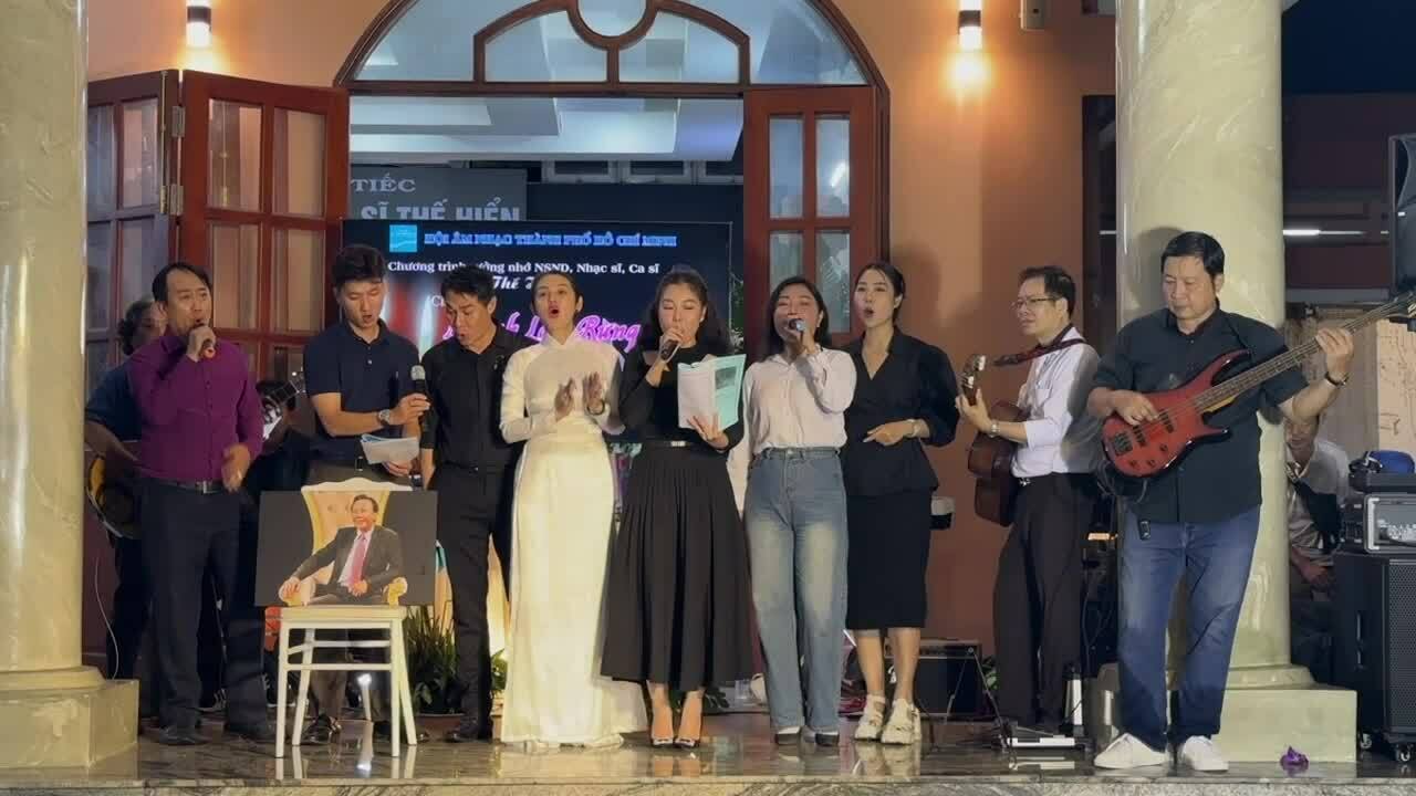 Học trò hát "Tóc em đuôi gà" trong đêm nhạc tiễn biệt nhạc sĩ Thế Hiển