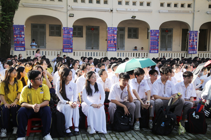 Học sinh  Trường THPT Chuyên Lê Hồng Phong  theo dõi chương trình. Ảnh: Quốc Thắng
