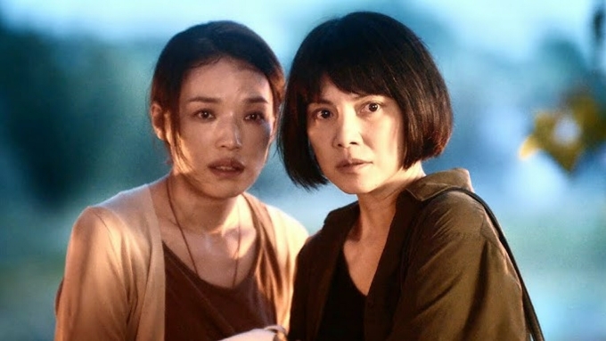 Tạo hình của Thư Kỳ (trái) và Lý Tâm Khiết trong phim. Ảnh: Netflix