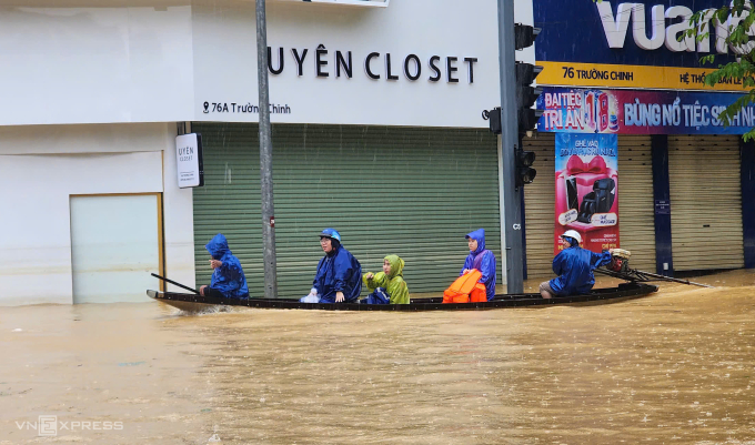 Phố Trường Chinh ở TP Huế biến thành sông, người dân chỉ có thể đi lại bằng xuồng. Ảnh: Võ Thạnh