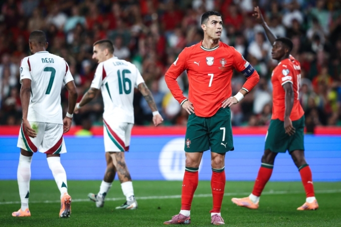 Ronaldo thất vọng vì lỡ cơ hội giành vé sớm sau trận Bồ Đào Nha 2-2 Hungary ở vòng loại World Cup tối 14/10. Ảnh: Lusa