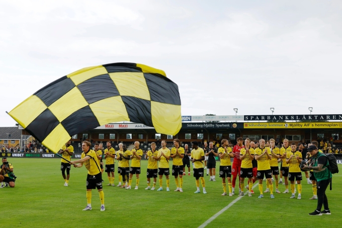 Cầu thủ Mjallby mừng chiến thắng trên sân Strandvallen hồi tháng 7/2025. Ảnh: AP