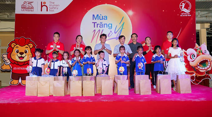 Đại diện Generali gửi phần quà tặng đến học sinh An Giang ngày Trung thu. Ảnh: Generali