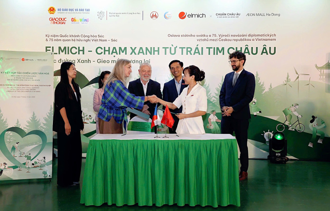 Lễ ký kết hợp tác văn hóa giữa các bên tại sự kiện ngày 17/10. Ảnh: Elmich Việt Nam