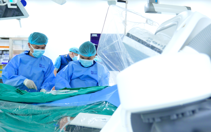 Êkíp đặt stent động mạch vành phải dưới hướng dẫn của siêu âm trong lòng mạch (IVUS). Ảnh: Bệnh viện Đa khoa Tâm Anh
