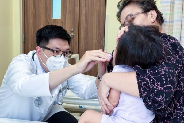 Cúm A ở trẻ: Bé gái biến chứng viêm thanh quản nguy hiểm