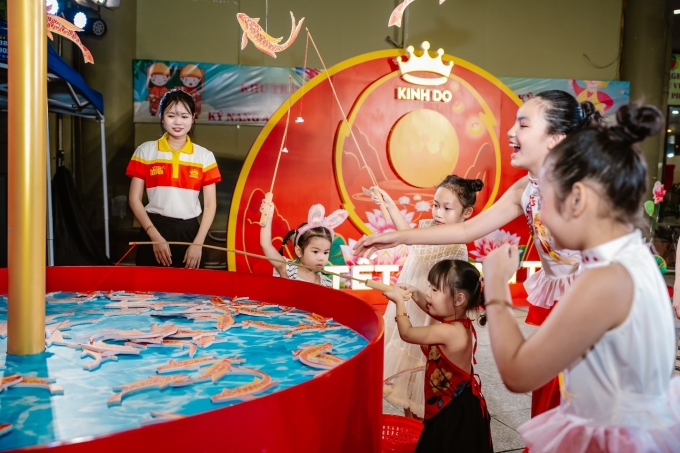 Các bạn nhỏ háo hức với không gian đầy màu sắc. Ảnh: Kinh Đô