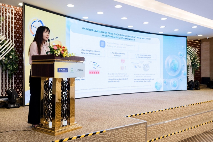 Thạc sĩ, bác sĩ Mai Diệu Linh trình bày vai trò của men vi sinh B.Clausii trong dự phòng rối loạn hệ vi sinh. Ảnh: Opella Việt Nam