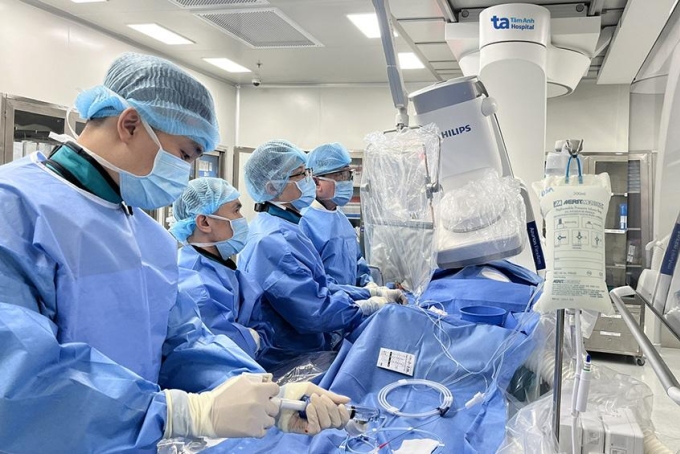 Bác sĩ đặt stent mở rộng mạch máu tim tắc hẹp cho bệnh nhân. Ảnh: Hạ Vũ