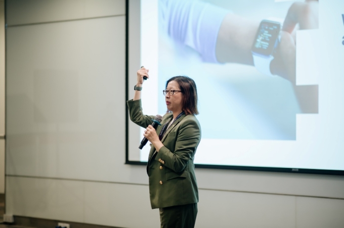 Phó giáo sư Amanda White từ Đại học Công nghệ Sydney (Australia) chia sẻ kinh nghiệm áp dụng Gen AI một cách chiến lược vào giáo dục đại học. Ảnh: RMIT