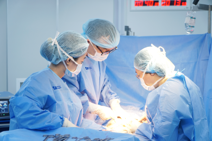Êkíp mổ lấy thai cho thai phụ. Ảnh: Bệnh viện Đa khoa Tâm Anh