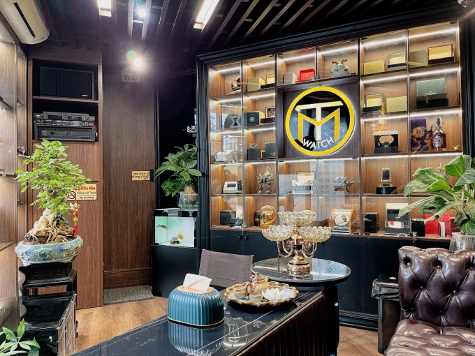 Quầy kệ được sắp đặt thẩm mỹ, giúp giới sưu tầm dễ dàng quan sát, lựa chọn. Ảnh: Minh Triệu