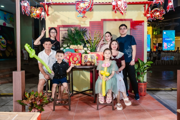 Các hoạt động đậm không khí lễ hội vừa là dịp để gia đình có thêm nhiều kỷ niệm đẹp, vừa giúp con trẻ được tiếp xúc nét đẹp văn hóa truyền thống, hiểu về nguồn cội và thêm yêu văn hóa nước nhà. Ảnh: Kinh Đô