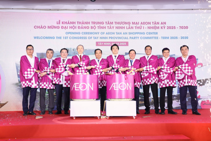 Đại diện lãnh đạo TP HCM, lãnh đạo tỉnh Tây Ninh, Lãnh sự quán Nhật Bản tại TP HCM, Aeon Việt Nam thực hiện nghi thức khánh thành Trung tâm thương mại Aeon Tân An. Ảnh: Aeon Việt Nam