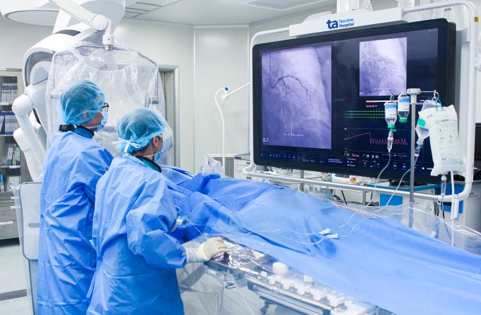 Các bác sĩ đặt stent tái thông mạch vành cho người bệnh. Ảnh: Bệnh viện Đa khoa Tâm Anh