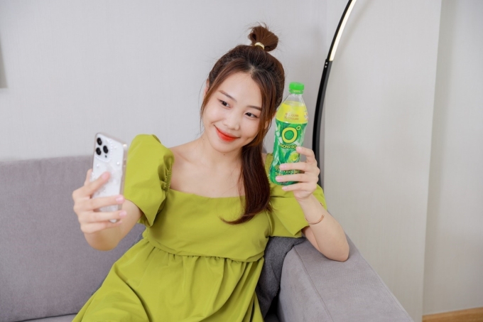 Sinh viên trẻ chọn cách liên lạc với gia đình mỗi ngày để vơi đi cảm giác nhớ nhà. Ảnh: Tân Hiệp Phát