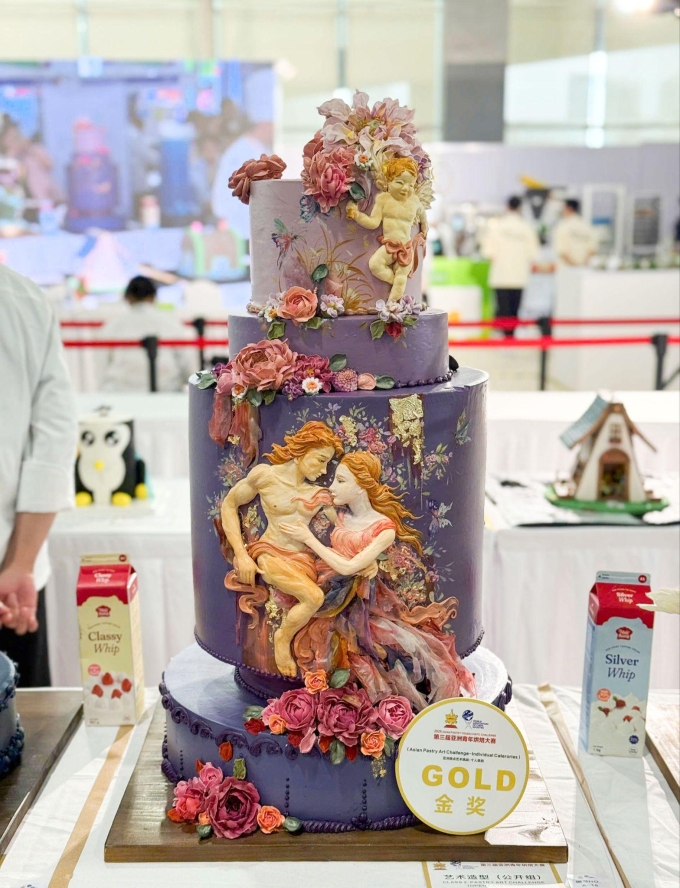 Chiếc bánh Love. Ảnh: Nhất Hương