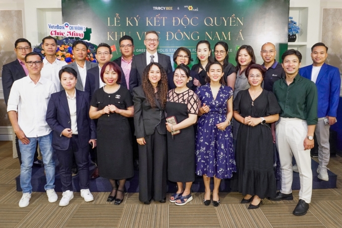 Đại diện hai doanh nghiệp chụp ảnh lưu niệm cùng khách mời. Ảnh: Tracybee