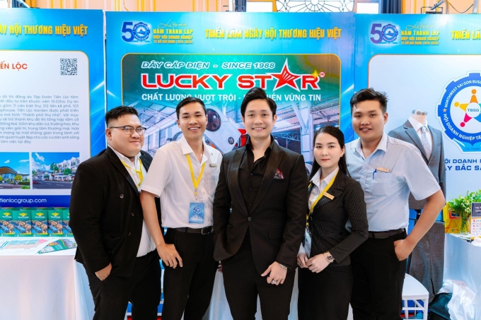 Đội ngũ ban lãnh đạo, nhân sự Lucky Star tại Triển lãm ngày hội Thương hiệu Việt vào ngày 11/10. Ảnh: Dây Cáp Điện Lucky Star