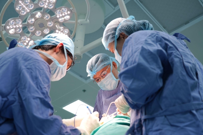 Cuộc phẫu thuật căng não đòi hỏi êkíp bác sĩ phải tập trung cao độ. Ảnh: Hồng Ngọc