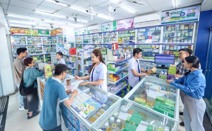 Khách hàng có thể tra cứu mọi thông tin sản phẩm tại hệ thống nhà thuốc Long Châu trên toàn quốc. Ảnh: LC