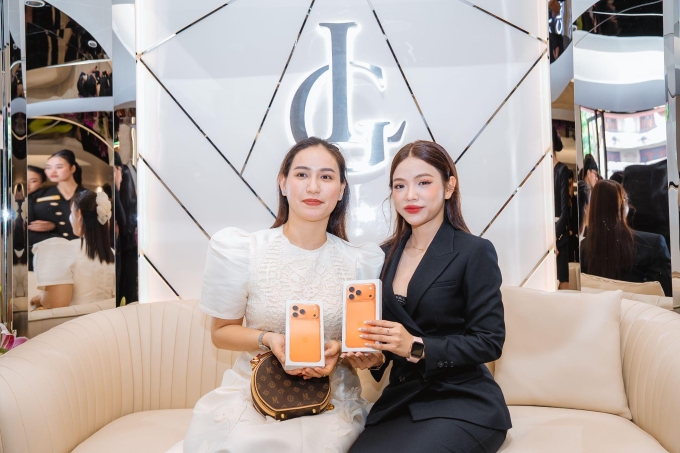 Đại diện LG Clinic trao quà tri ân khách tham dự. Ảnh: LG Clinic