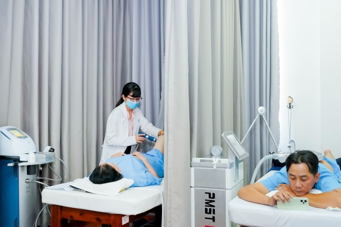 Đội ngũ kỹ thuật viên được đào tạo bài bản, giàu kinh nghiệm trong chữa cơ xương khớp, phục hồi vận động. Ảnh: BMJ