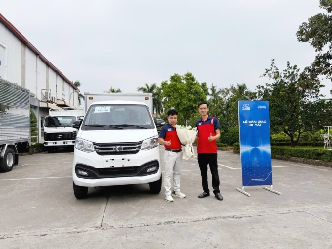 Anh Kiều Việt Đông (trái) được đại diện Best Express trao thưởng xe tải Thaco TF220 cho thành tích phát triển sale dẫn đầu hệ thống. Ảnh: Best Express