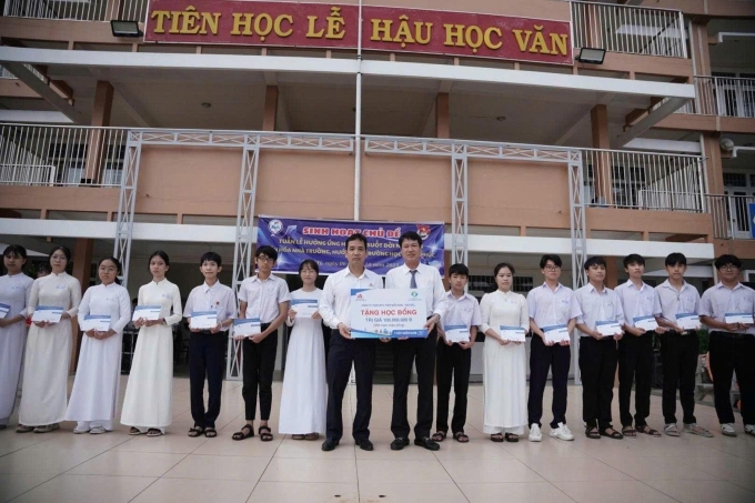 Ngày 12/10, Công ty TNHH MTV Thép Miền Nam - VNSTEEL tặng học bổng cho các em học sinh có hoàn cảnh khó khăn của trường THPT Phú Mỹ, TP HCM. Ảnh: Thép Miền Nam
