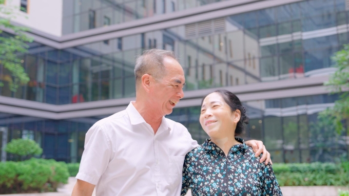 Ông Loan bên bạn đời sau phẫu thuật. Ảnh: NVCC
