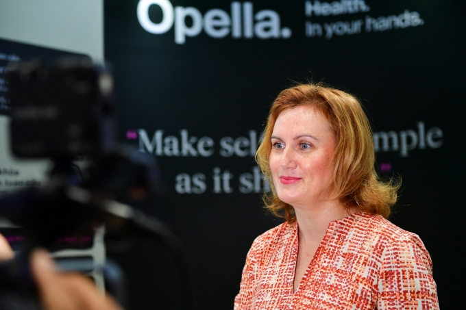 Tiến sĩ Valentina Belcheva dự triển lãm. Ảnh: Opella