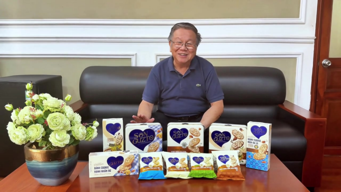 Chuyên gia Tan Chooi Leng bị thu hút bởi hương vị của Sun Guzto. Ảnh: Nhất Hương Group