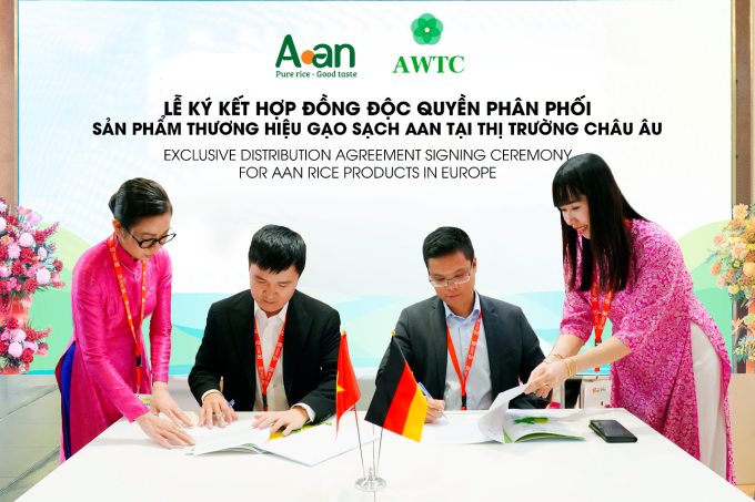 Lễ ký kết hợp đồng độc quyền phân phối sản phẩm thương hiệu Gạo Aan tại thị trường châu Âu giữa Tập đoàn Tân Long và Công ty AWTC GmbH vào tháng 5, tại Đức. Ảnh: Tân Long