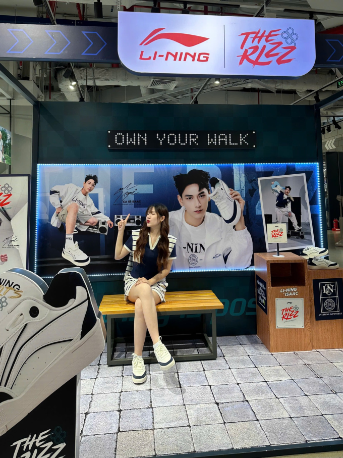 Khách hàng check-in tại Showcase The Rizz tại Aeon Mall Hà Đông, Hà Nội. Ảnh: Li-Ning