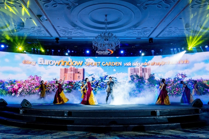 Ca sĩ Tùng Dương mở đầu chương trình với ca khúc Viết tiếp câu chuyện hòa bình, truyền tải thông điệp mạnh mẽ về niềm tin và khát vọng kiến tạo hạnh phúc. Ảnh: Eurowindow Holding