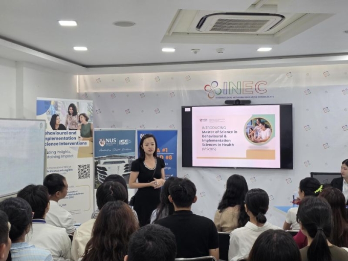 Jenn Ye giới thiệu chương trình Thạc sĩ Khoa học Hành vi và Khoa học Thực thi trong y tế (MScBIS) tại ĐH Quốc gia Singapore cho sinh viên Việt Nam. Ảnh: NUS