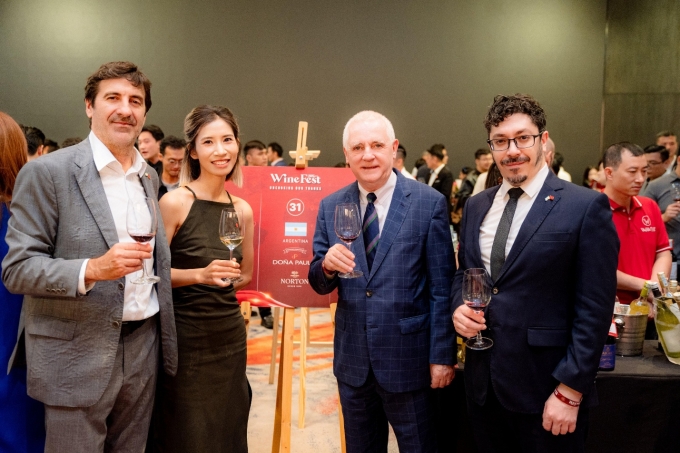 Đoàn đại sứ quán Argentina tại quầy vang Argentina ở WineFest 2025. Ảnh: Đa Lộc