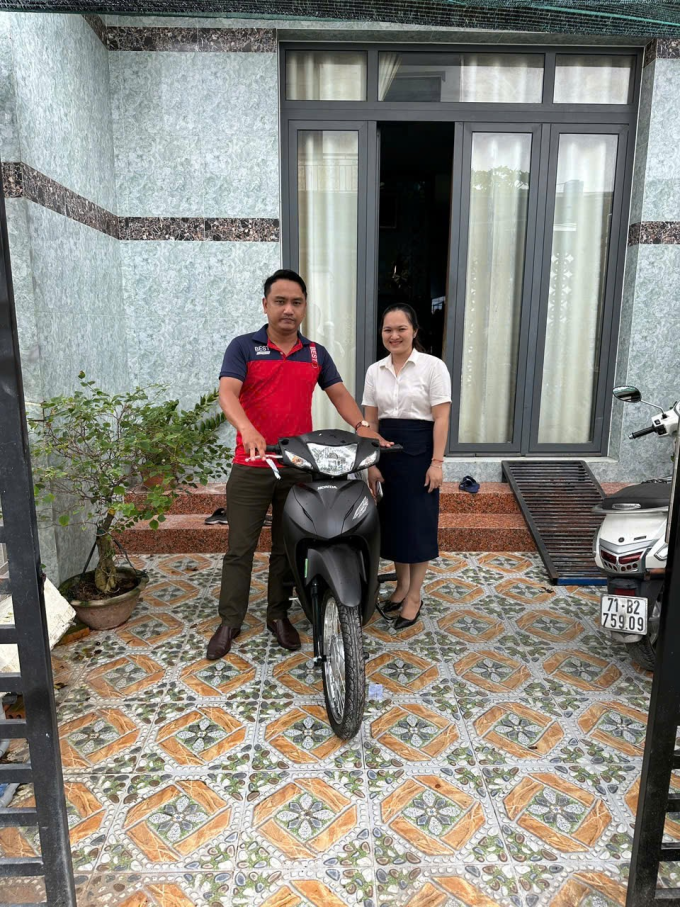 Đại diện Best Express (trái) trao xe máy cho đại diện Bưu cục Cù Lao Minh. Ảnh: Best Express